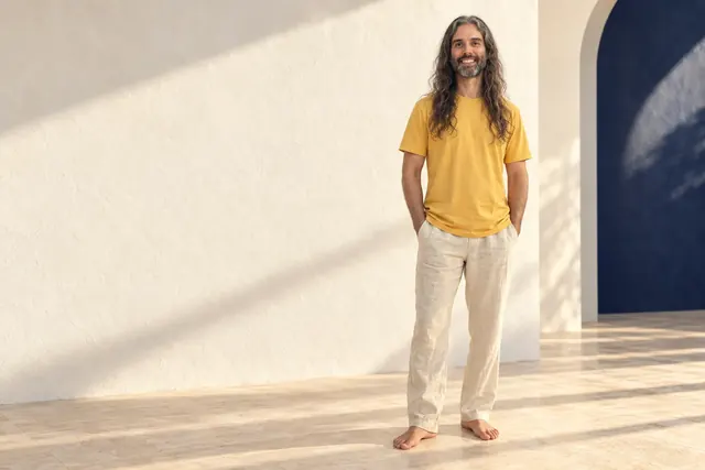 Filipe Morgado de pé, sorrindo, com as mãos nos bolsos, num ambiente claro e ensolarado.